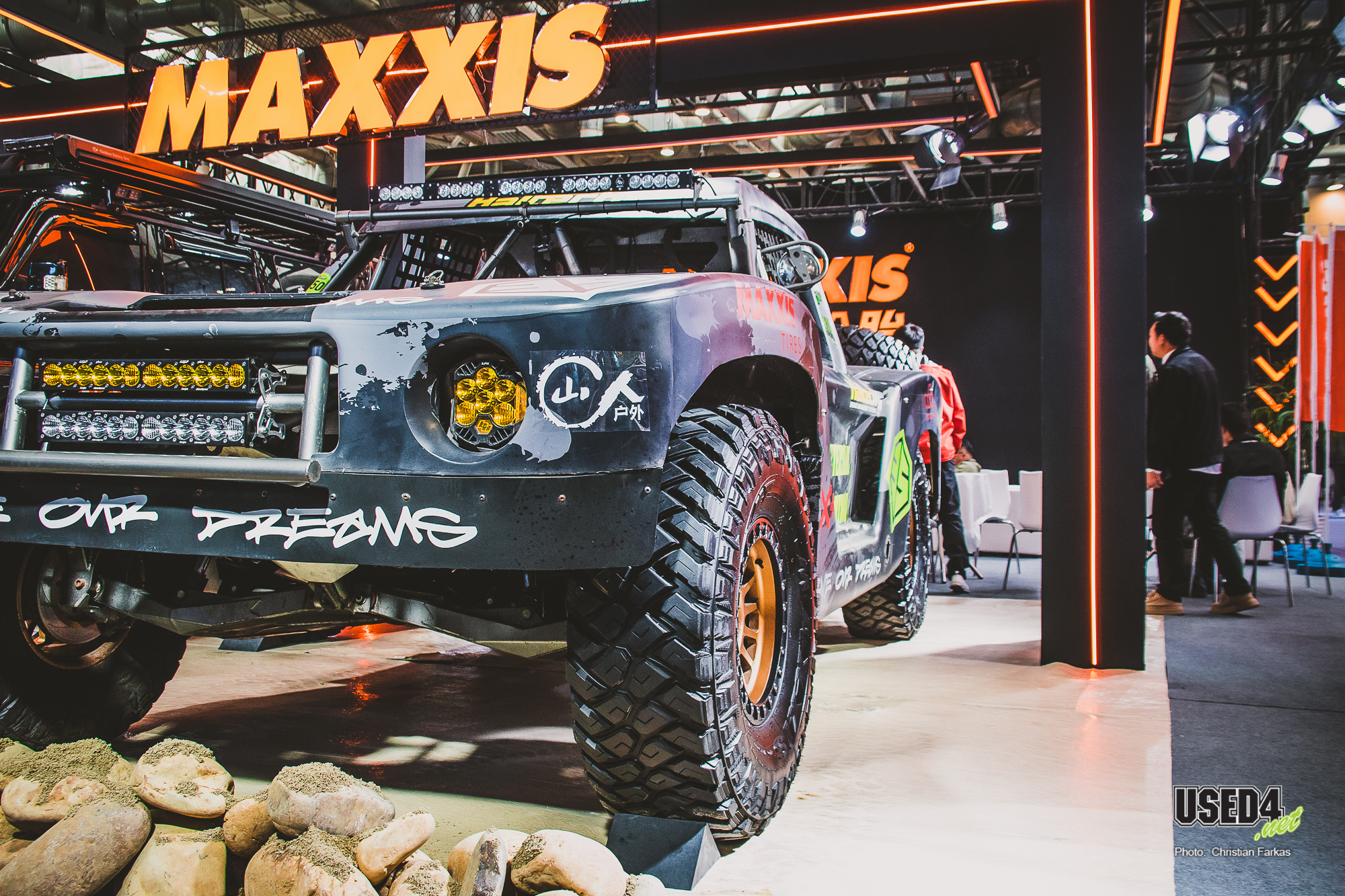 Ich musste 10 Minuten warten bis ich so ein spinner endlich Platz für das Bild gemacht hat.