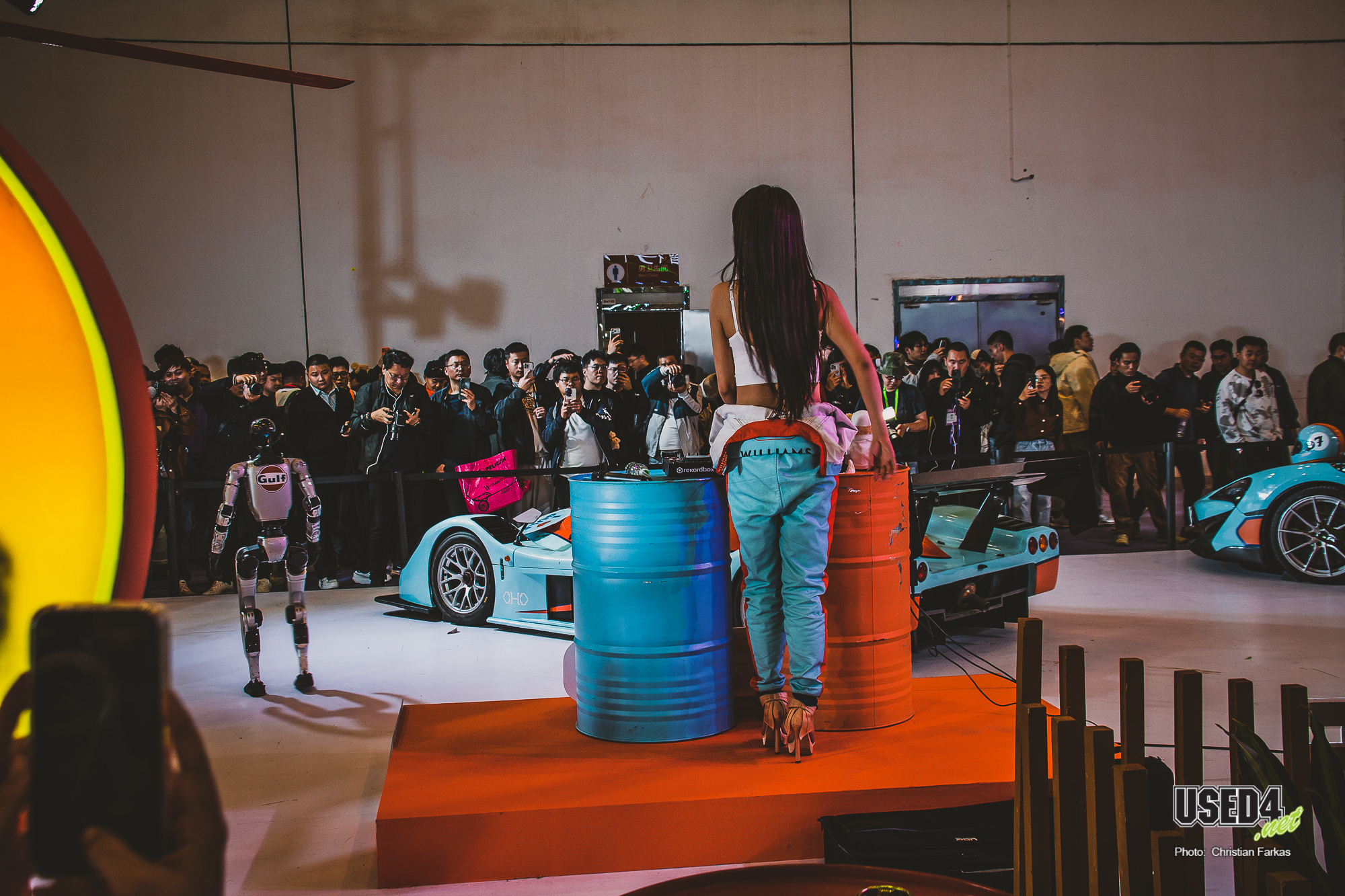 Die ganzen Fotografen interessieren sich nur für den tanzenden Roboter rechts im Bild