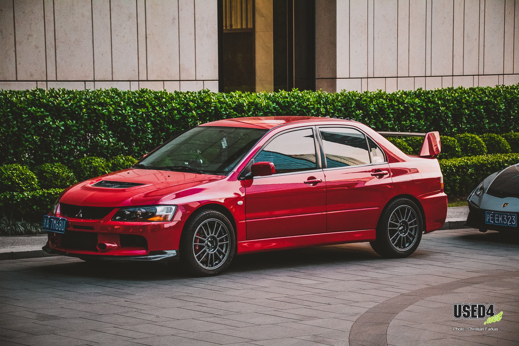 Ich kenne jemand, der fährt nur rote Autos. Der würde vielleicht zu ihm passen.